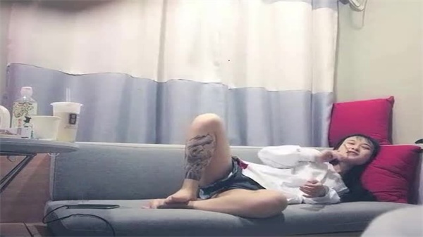 偷拍巨屌魔人重金双飞两位苗条嫩妹